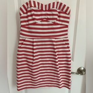 Strapless sweetheart dress.Cinched at waist.fitted on top, loose fit below waist